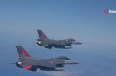 Kıbrıs semalarında F-16’lar ve Türk Yıldızları'ndan gösteri uçuşu