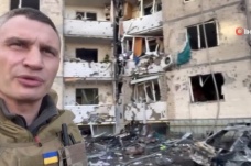 Kiev Belediye Başkanı Kliçko, Rusya tarafından vurulan binaları ziyaret etti