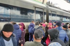 Kiev'i terk etmek isteyen halk tren istasyonlarında izdihama neden oldu