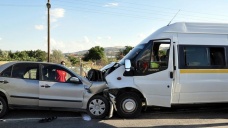 Kırıkkale'de işçi servisi ile otomobil çarpıştı: 20 yaralı