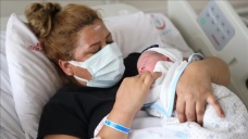 Kovid-19'a yakalandığı hamilelik sürecinde aşısını yaptıran kadın bebeğini kucağına aldı