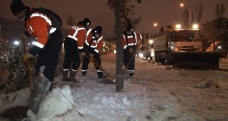 Küçükçekmece Belediyesi’nden ilçe genelinde kar küreme ve tuzlama çalışması