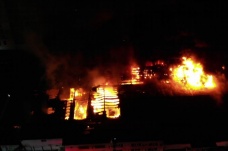 Küçükçekmece'de yanan kağıt ambalaj üretim merkezi havadan görüntülendi