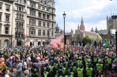 Londra’da aşı karşıtlarından protesto: 11 gözaltı