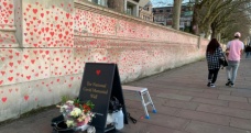 Londra'da Covid-19 kurbanlarının anısına yaklaşık 150 bin kalp çizilecek