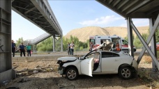 Malatya'da otomobilin üst geçide çarptığı kazada 2 kişi öldü, 2 kişi yaralandı