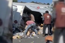 Meksika’da sürücünün öldüğü kazada tırdaki ürünler yağmalandı