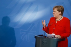 Merkel: 'Belirli konuları birlikte şekillendirmek istiyorsak birbirimize bağımlıyız'