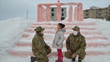 Milli Savunma Bakanı Akar, kardan Anıtkabir maketi yapan Hakkarili aileyi Ankara'ya davet etti