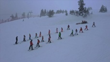 Minik kayakçılar soğuğu ve fırtınayı umursamıyor