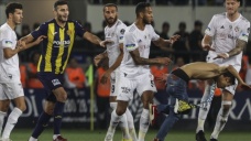 MKE Ankaragücü-Beşiktaş maçının sonunda sahaya girerek oyuncuya saldıran taraftar gözaltına alındı