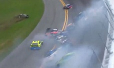 NASCAR yarışında 16 araç birbirine girdi