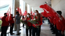 Olimpiyat şampiyonu Golbol Kadın Milli Takımı Ankara'da çiçeklerle karşılandı
