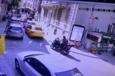 Oyuncu Oğulcan Engin’in motosikletinin çalındığı anlar kamerada