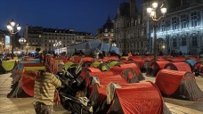 Paris'te refakatsiz çocuklar ve düzensiz göçmenler 'acil barınma' talebiyle kamp kurd