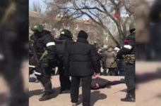 Rus askerleri kendilerini protesto eden Ukraynalıları darp ederek gözaltına aldı