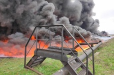 Rusya Luhansk’ta petrol rafinerisini vurdu