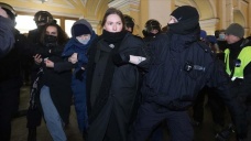 Rusya'da barış isteyenlerin protesto eylemleri 7'nci günde devam etti