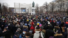 Rusya'da on binlerce kişi muhalif Navalnıy'ın tutuklanmasını protesto etti