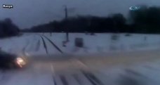 Rusya'da tren otomobile böyle çarptı
