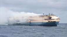 Seyir esnasında yangın çıkan lüks araç yüklü gemi Atlas Okyanusu'nda sürükleniyor