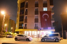 Şırnak'ta şehit olan askerin İstanbul'daki evine Türk bayrağı asıldı