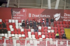 Slavia Prag taraftarı misafir tribününde yer aldı