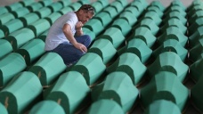 Srebrenitsa kurbanlarının tabutları Potoçari Şehitliğinde
