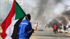 Sudan polisi, sivil yönetim için Cumhurbaşkanlığı Sarayı’na yürüyen göstericileri dağıttı