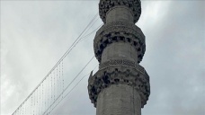 Süleymaniye Camisi'nin şerefesinden düşen parça kubbeye zarar verdi