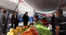 Sultanbeyli’de tam kapanma sürecinde açılan tüm semt pazarları denetleniyor