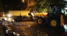 Sur'da çöpler toplanmaya başladı