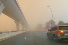Suudi Arabistan'da kum fırtınası gökyüzünü turuncuya bürüdü