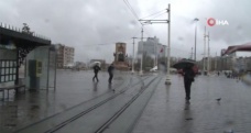 Taksim'de rüzgar ve yağmur vatandaşlara zor anlar yaşattı