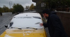Tatvan'da mevsimin ilk karı yağdı