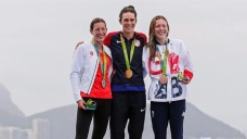 Triatlon branşında kadınlarda madalyalar dağıtıldı