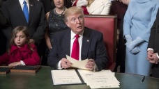 Trump, göçmen vizesi almayı zorlaştıran kararnameyi imzaladı