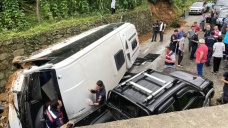 Turistleri taşıyan midibüsün devrildiği kazada 3'ü ağır 24 kişi yaralandı