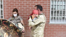 Türk askeri Kabil'deki kontrol noktasında annesinden ayrı düşen Hadiya bebeğe şefkat elini uzat