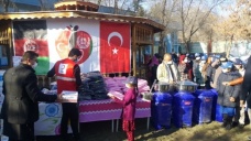 Türk askerinden Afganistan'daki yetimlere giyecek yardımı