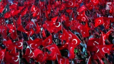 Türk bayrağına talep arttı, kumaş yetişmiyor
