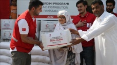 Türk Kızılaydan Pakistan'da 150 göçmen aileye gıda yardımı