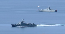 Türk savaş gemisi ve hücum botları Kardak’ta beklemeye başladı