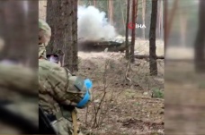 Ukrayna ordusu, teslim olmayan Rus askerlerinin bulunduğu tankı roketle vurdu