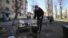 Ukrayna'da harabeye dönen Borodyanka'da halk yemeklerini sokakta yaktıkları ateşte pişiriy