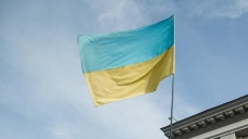 Ukrayna'da milletvekilleri destek veren ülkelerin bayraklarını açtı