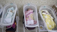 Ukrayna’da taşıyıcı annelerin doğurduğu bebekler biyolojik ailelerine kavuşamıyor