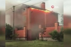 Ukrayna’da yıldırım düşen evin çatısında yangın