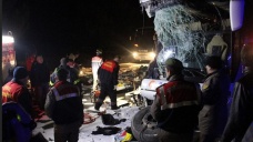 Uşak'ta yolcu otobüsüyle tır çarpıştı: 1 ölü, 8 yaralı