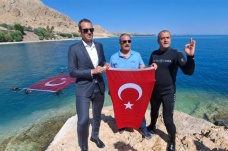 Van Gölü’nde dev Türk bayrağı açıldı